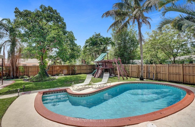 🌴TROPICAL OASIS 🌺+heated Pool-4BR/2Kings/1mi to BEACH! 8 GUESTS