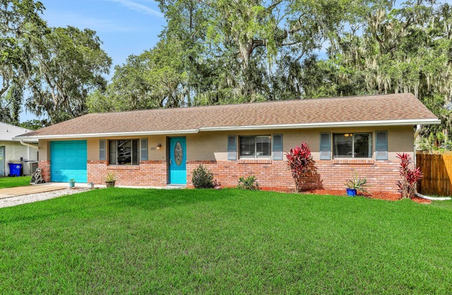 Tropical oasis with a large yard, deck, full kitchen, washer/dryer, & central AC