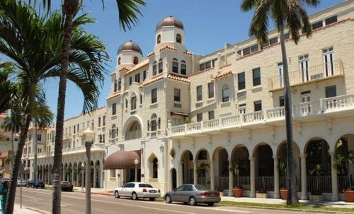 TROPICAL Palm Beach WIFI 2BEDROOM 2BATHROOM OutdoorPOOL Beach Garden