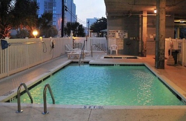Tropical paradise.Luxury Villa, beautiful decor, steps to beach. Pool/hot tub.