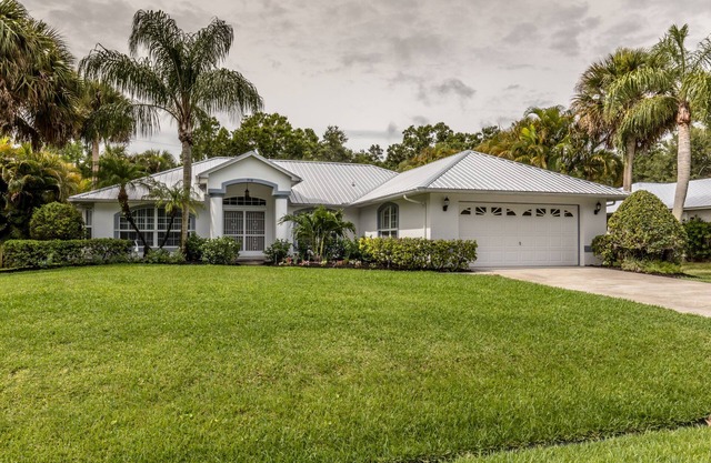 Tropical Perfection! 3 BR/2 BA & HEATED POOL! Close to beaches, WiFi