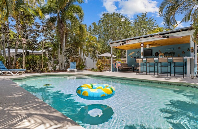Tropical Tiki Hot Tub Pool Tiki Bar Game Room Pool Table 4 miles to Beach