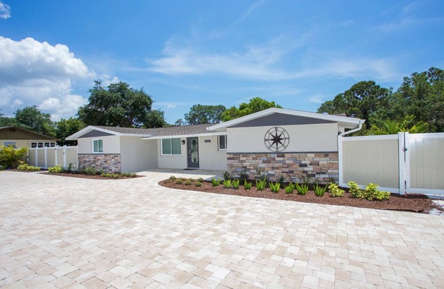 Tropical Waterfront Oasis - 525 Dearborn