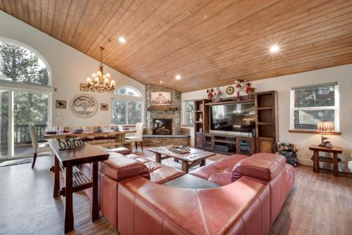 Truckee Cabin with Hot Tub and Custom Furnishings