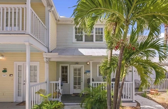 Truman Annex 2 bedroom 2.5 bath Townhouse- steps from Duval Street with pool