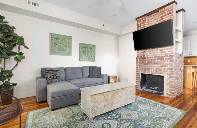 Tucked Away 2 Bedroom - Fine Finishes!