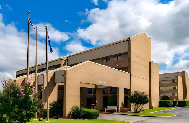 Tulsa Square Hotel Central, I-44 By OYO