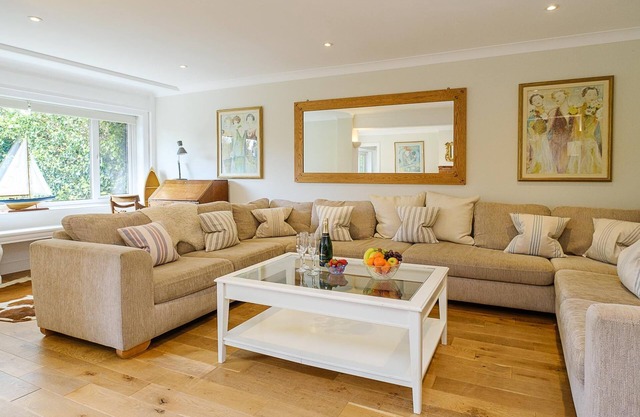 Turret House - sleeps 10 guests in 5 bedrooms
