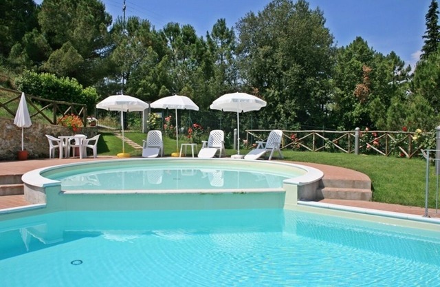 Tuscan palace for large groups w/private pool, jacuzzi & BBQ