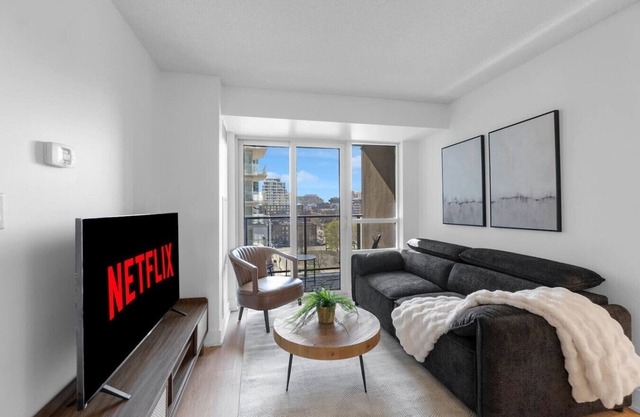 TwentyTO - Free Parking - 2 min to Rogers Centre
