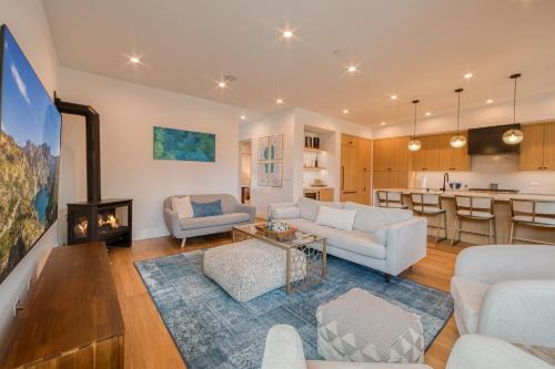 Twilight Run at Palisades by Tahoe Getaways - Pet-Friendly 3BR w EV Charger & Ski Shuttle