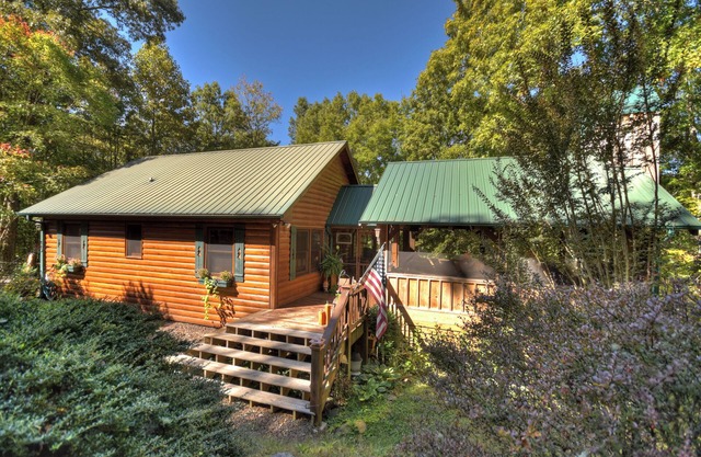Twin Creeks | Hot Tub| Creek Access |Pool Table |