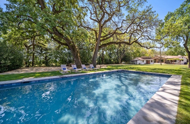 Twin Oaks Pool, Garden, Terrace, Bocce & Hot tub