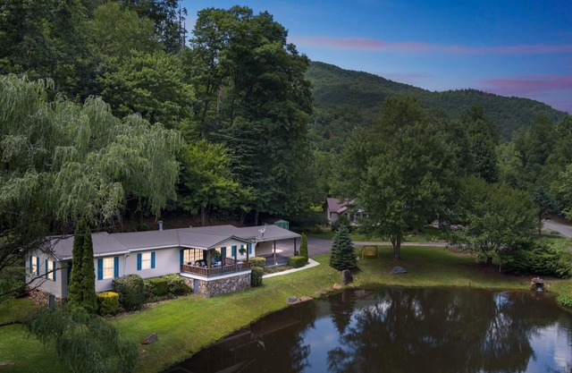 Twin Ponds Retreats (4-Bedroom) - Pets Allowed by RedAwning