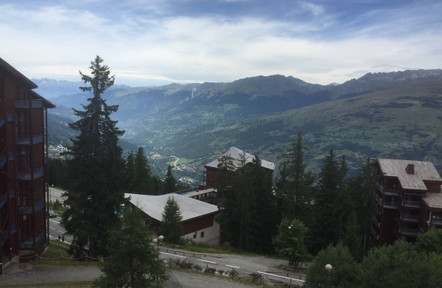 TWO BED APARTMENT IN ARCS 1800 - SKI IN/SKI OUT SLEEPS UP TO SEVEN