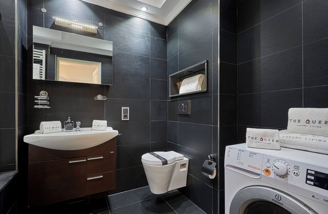 Two-Bedroom Apartment with Spa Bath