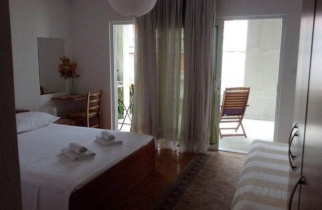 Two bedroom apartment with terrace and sea view Drašnice, Makarska (A-22573-b)