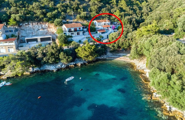 Two bedroom apartment near beach Ubli, Lastovo (A-23365-a)