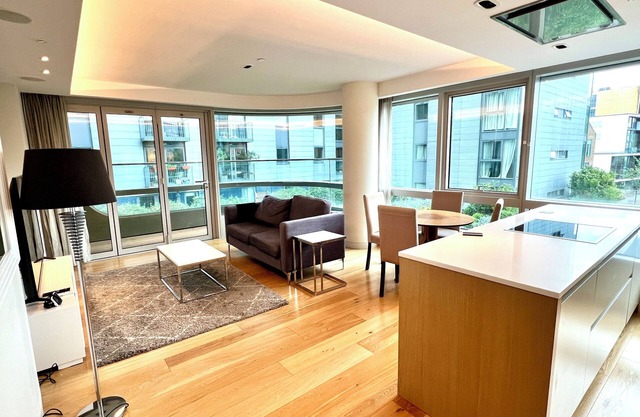 Two bedroom apartment in outstanding, fully serviced building
