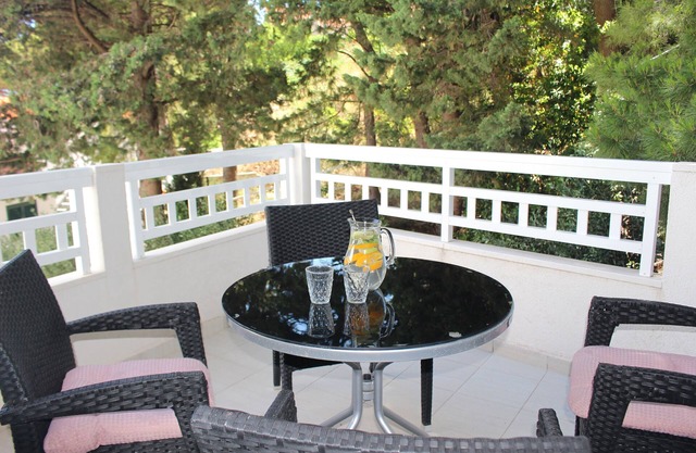 Two bedroom apartment near beach Mimice, Omiš (A-2774-c)