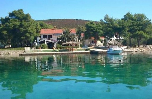 Two bedroom apartment near beach Brgulje, Molat (A-24673-a)
