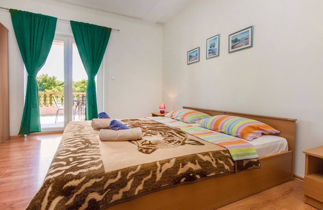 Two bedroom apartment with terrace Pirovac, Šibenik (A-6280-a)