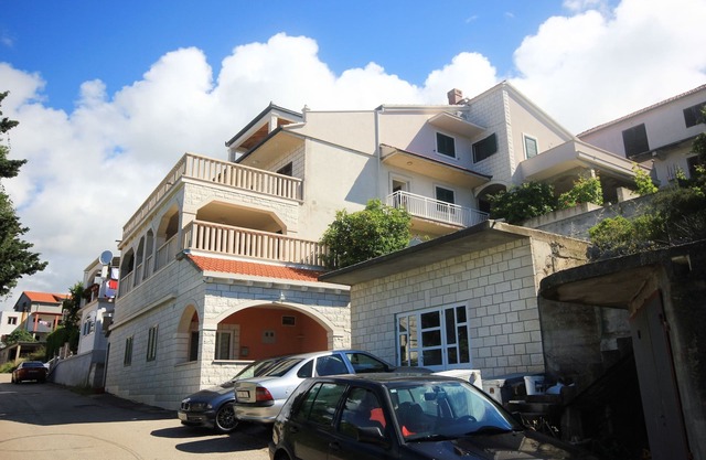 Two bedroom apartment with terrace and sea view Zavalatica, Korčula (A-9690-c)