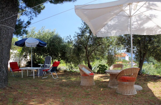 Two bedroom apartment with terrace and sea view Zavala, Hvar (A-594-b)