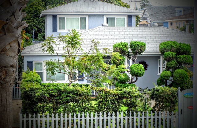 Two bedroom beach cottage in PB with AC. Parking, patio, garage. Walk to beach.