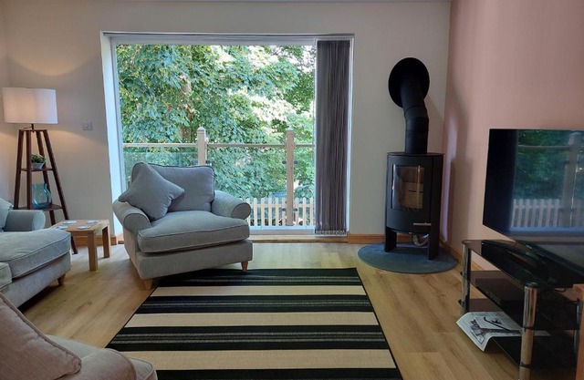Two bedroom cottage - country lane -10 min walk to Perranporth beach