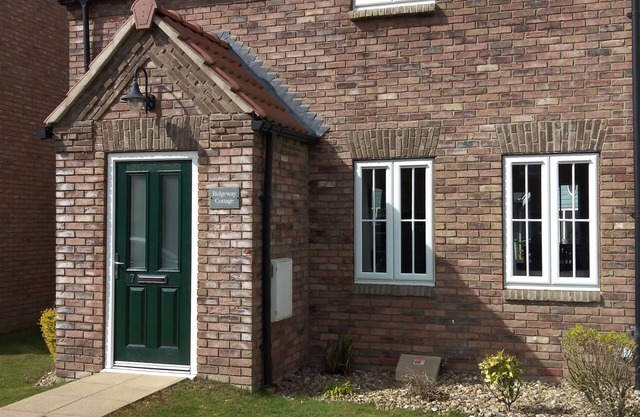 Two bedroom cottage, sleeps 4, light and modern decor - Gym & Pool free- no pets