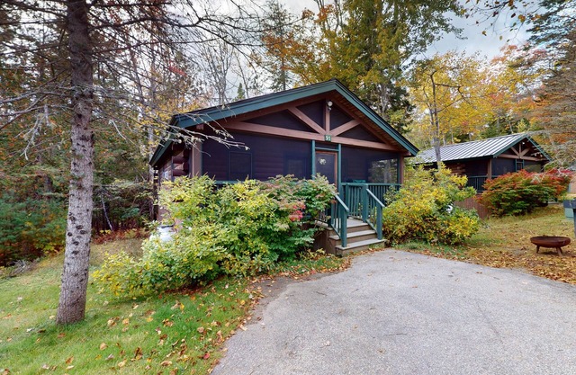 Two-bedroom dog-friendly cabin with firepit, gym & trails for your next escape