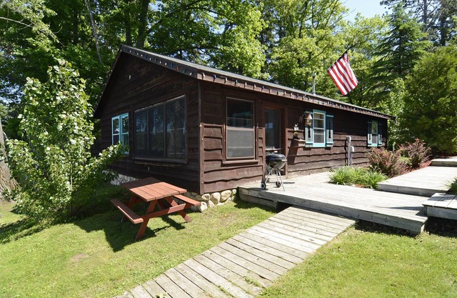 Two-bedroom with two queen beds, lake front on Big Round