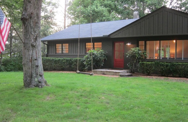 TWO BLOCKS FROM MAIN ST.! 5 BDRM/3 BA, WiFi. HD.