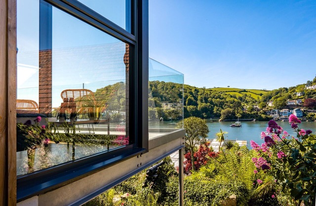 Two Guns - Stylish town house with stunning river views