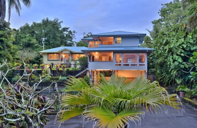 Two Luxury Homes @ Richardsons Beach Park-Hilo Bay. Sleeps 16. Best Location.