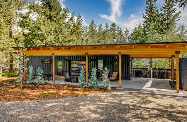 Two Pines - Unique container home w/hot tub - Downtown - Trailer Parking - Pet friendly