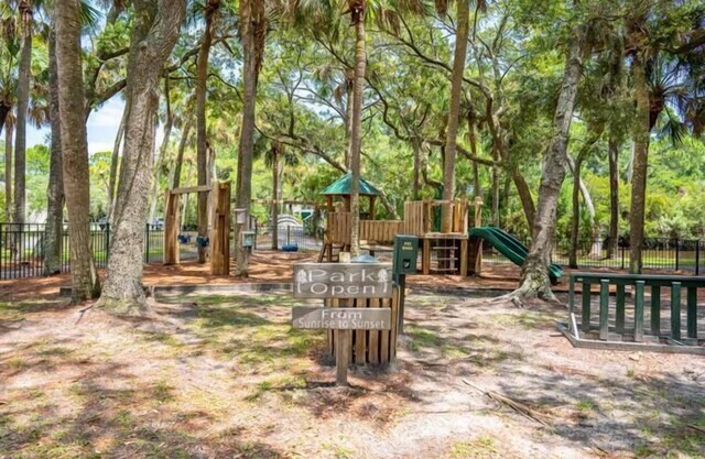 Two-story Condo With Private Deck, Wifi and Courtyard Pool Access