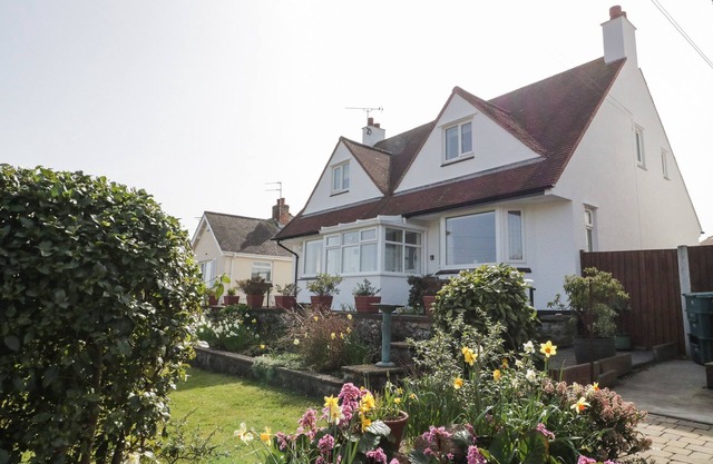 TY CAEREDIN, pet friendly, country holiday cottage in Penrhyn Bay