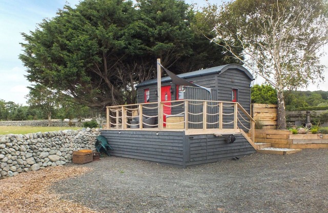 Ty'r Bugail Shepherds Hut