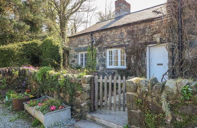 TYDDYN ISAF BACH, romantic, with open fire in Talybont Near Bangor