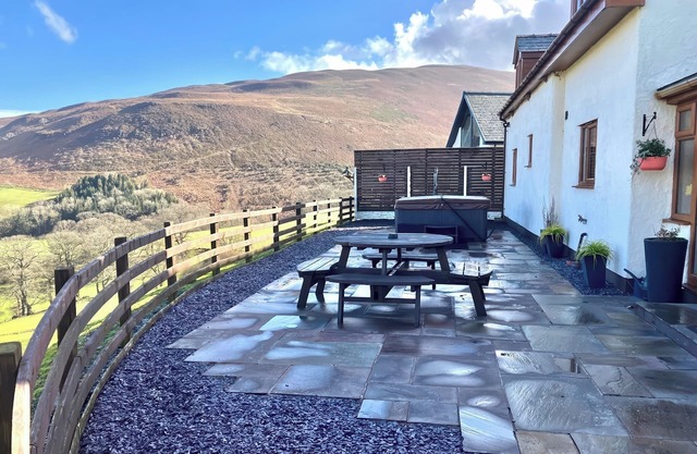 TYN LLWYN, pet friendly, with hot tub in Glyndyfrdwy