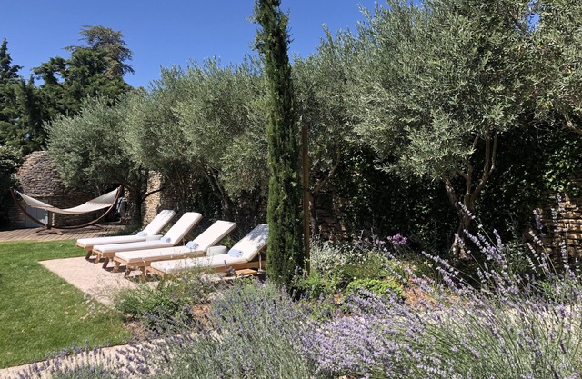 Typical Provencal Villa in Gordes village center with garden, parking and pool.