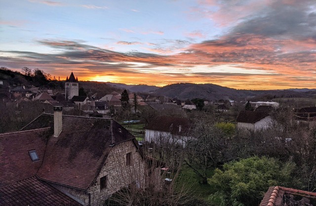 Typical Quercy house, vineyards, hiking and many sites nearby.
