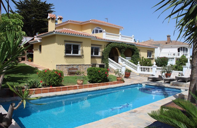 Typical Spanish villa, ideal for 2-3 families. Saltwater pool, Wi-Fi.
