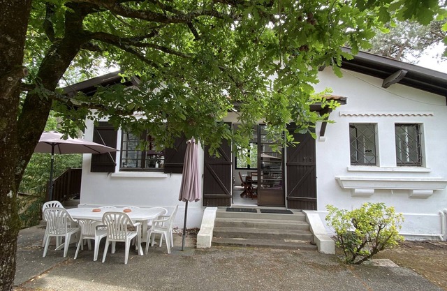 Typical villa Bassin d'Arcachon sector Pyla-sur-Mer/Abatilles with garden