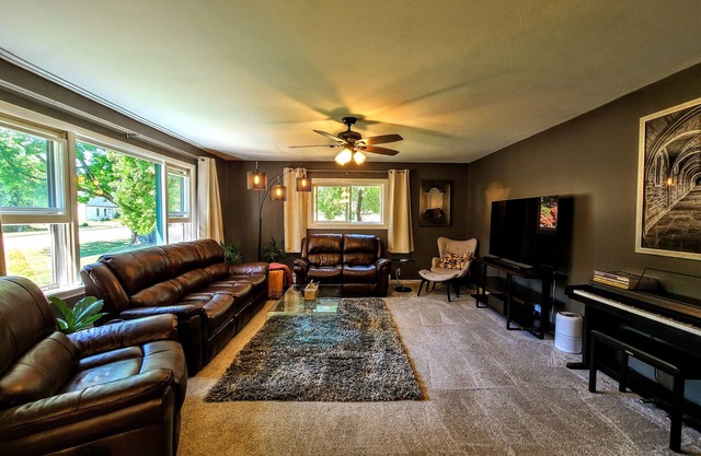 Ultra Comfy, Clean & Spacious, Private Home in Boyne | Dogs Ok! | Walk to Town