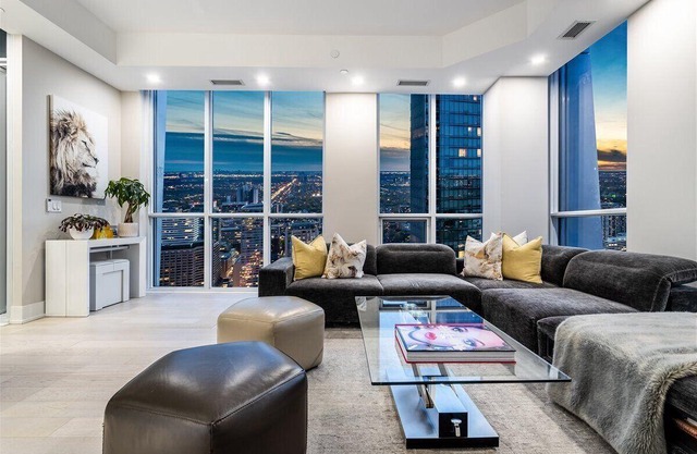ULTRA LUX YORKVILLE PENTHOUSE COLLECTION - WALK THE BEST OF TORONTO