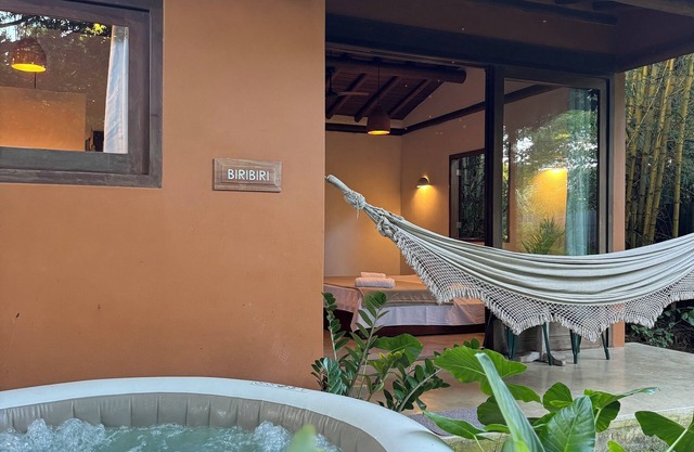 Um Jardim Tropical Escondido no Centro de Trancoso, Próximo ao Quadrado