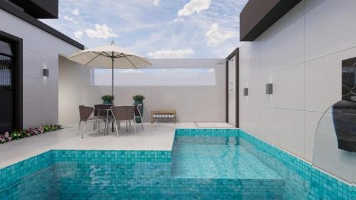Uma Quadra do MAR Com PISCINA, Churrasqueira, 2 Vg de Garagem e 3 Quartos!